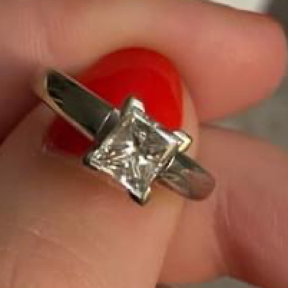 Kay Jewelers. 1 kt princess cut. Tower. Colorless
